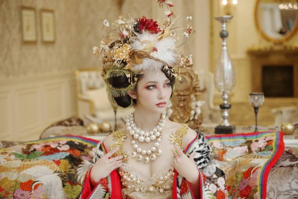 Photograph Haseo Hasegawa Queen 2 on One Eyeland